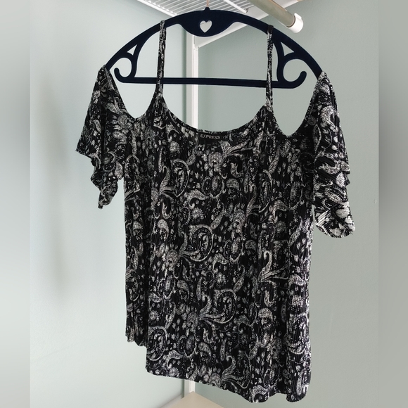 🌸2/$20 Express paisley print cold shoulder pleated top - Picture 7 of 7